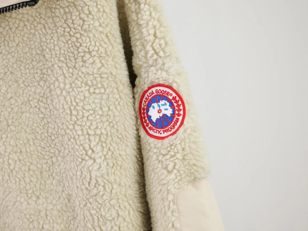 P620 Canada Goose/Canada Goose Lambswool Zip Stand Collar Sweatshirt Simcoe Lambswool Zip Jacket is made of Kind artificial long-hair sherpa. Our new generation of wool fleece helps keep the earth cold and the people on it warm. It features dropped shoulders, a high collar and an adjustable waist hem with internal drawstrings. Standard embroidery color label; top-quality goose Simcoe lambskin color: apricot black size: S M L